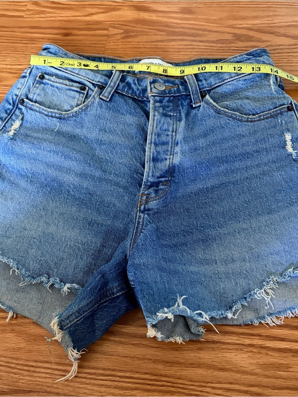 Distressed shorts - Picture 2 of 4